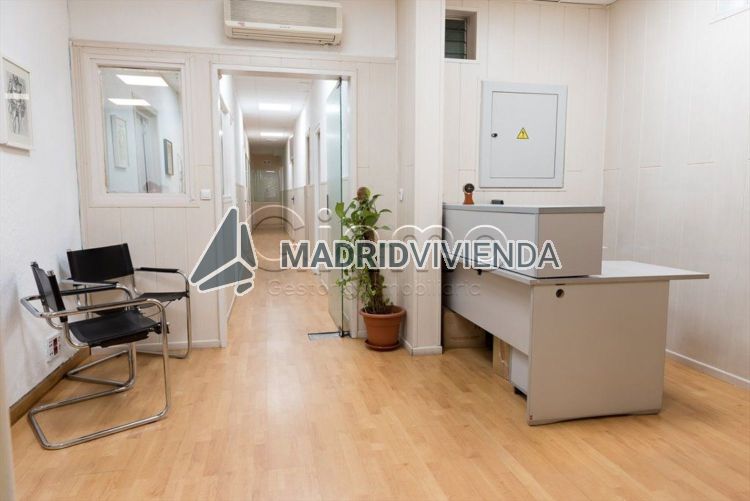oficina en alquiler en Cortes (Distrito Centro. Madrid Capital) por 380 €