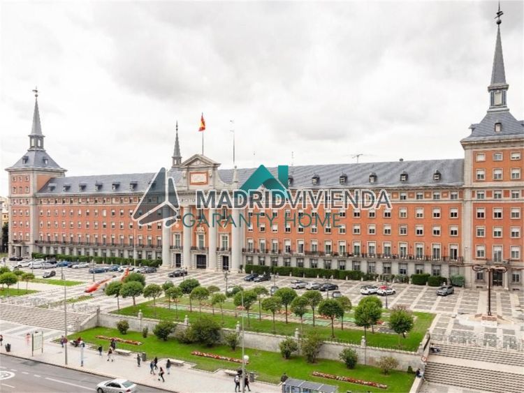ático en alquiler en Argüelles (Distrito Moncloa. Madrid Capital) por 2.400 €